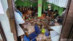 Banjir di MTsN 19 Pondok Labu Sisakan Sepatu-HP Berserakan