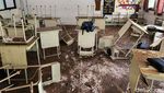 Banjir di MTsN 19 Pondok Labu Sisakan Sepatu-HP Berserakan