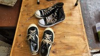 Sepatu milik siswa tertinggal di lokasi.