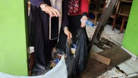 Sejumlah handphone ditemukan basah di dalam tas yang terendam banjir.