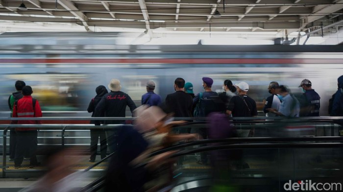 Stasiun Manggarai mendadak jadi topik hangat yang diperbincangkan warganet. Banyak yang bercerita betapa kerasnya perjuangan hidup disana.
