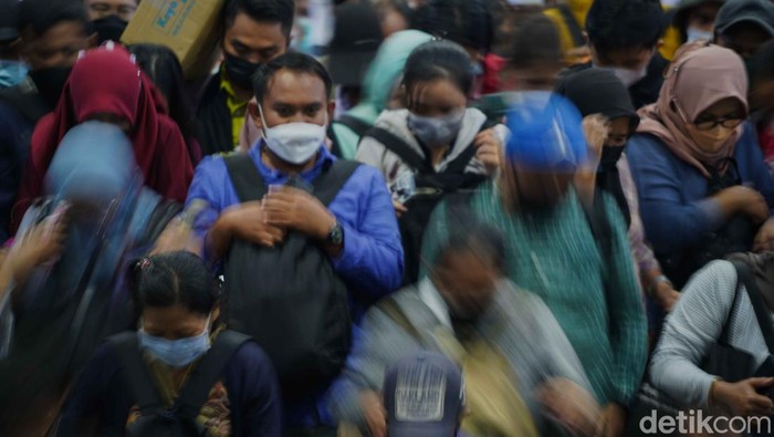 Stasiun Manggarai mendadak jadi topik hangat yang diperbincangkan warganet. Banyak yang bercerita betapa kerasnya perjuangan hidup disana.