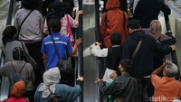 Video berdurasi 15 detik itu langsung ramai reaksi. Banyak yang menuliskan pengalaman unik mereka saat harus turun naik lantai saat pindah jalur kereta di Stasiun Manggarai.