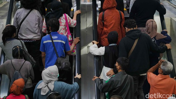 Stasiun Manggarai mendadak jadi topik hangat yang diperbincangkan warganet. Banyak yang bercerita betapa kerasnya perjuangan hidup disana.