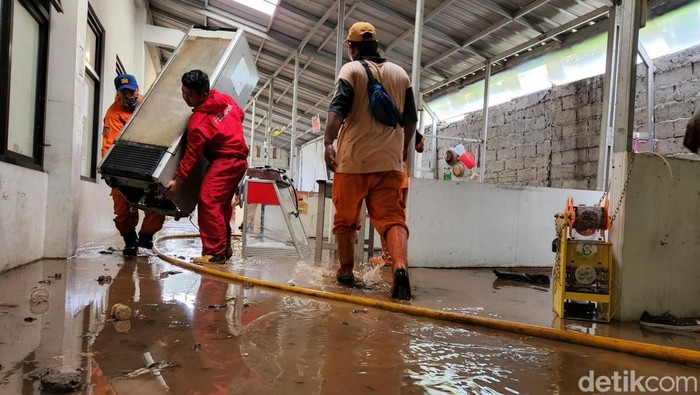 Bekas Banjir di MTsN 19 Pondok Labu Dibersihkan Petugas mulai membersihkan berbagai ruang di MTsN 19 Pondok Labu, Jakarta Selatan, Jumat (7/10). Ruangan itu terendam banjir pada Kamis sore kemarin.
