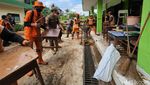 Bekas Banjir di MTsN 19 Pondok Labu Dibersihkan