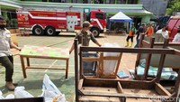 Berbagai barang tersebut dibawa ke tanah lapang.
