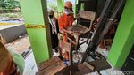 Bekas Banjir di MTsN 19 Pondok Labu Dibersihkan