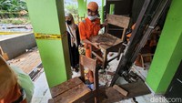 Seperti diketahui, banjir merendam sekolah ini dan membuat tembok roboh. 3 Siswa tewas akibat insiden tersebut.