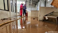 Petugas membersihkan berbagai ruang di MTsN 19 Pondok Labu, Jakarta Selatan, Jumat (7/10).
