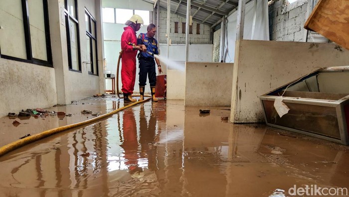 Bekas Banjir di MTsN 19 Pondok Labu Dibersihkan Petugas mulai membersihkan berbagai ruang di MTsN 19 Pondok Labu, Jakarta Selatan, Jumat (7/10). Ruangan itu terendam banjir pada Kamis sore kemarin.