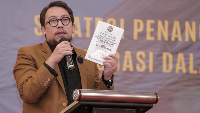 Boris Tampubolon Luncurkan Buku Strategi Menangani Perkara di Pengadilan Kantor Hukum Dalimunthe and Tampubolon Lawyers (DNT Lawyers) mengadakan launching buku βStrategi Menangani dan Memenangkan Perkara di Pengadilan (Perspektif Advokat), Jakarta, Jumat (7/10/2022). Buku karya Managing Partner DNT Lawyers, Boris Tampubolon ini mengulas strategi bagi para advokat dan praktisi hukum untuk mengetahui cara menyusun teori kasus untuk pembelaan, teknik bertanya kepada saksi atau ahli, menyusun dan membuat pleodi yang baik dan prinsip-prinsip yang wajib dikuasasi dalam persidangan.