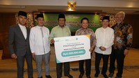 Direktur Utama Bank Syariah Indonesia Hery Gunardi (empat dari kiri) menyerahkan secara simbolik bantuan program keumatan kepada Wakil Ketua Umum Majelis Ulama Indonesia KH Marsudi Syuhud (tiga dari kiri) didampingi Ketua MUI Bidang Fatwa KH Asrorun Niam Sholeh (paling kiri), Bendahara Umum MUI H Misbahul Ulum (dua dari kiri), Sekretaris Jenderal MUI H Amirsyah Tambunan (lima dari kiri), Komisaris Utama BSI Adiwarman Azwar Karim (kanan).