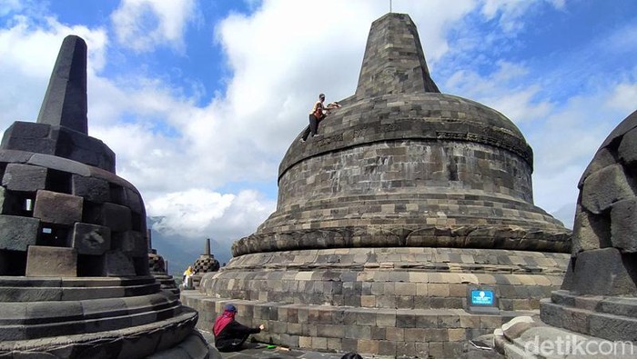 Candi Borobudur dibersihkan dari rumput dan lumut, Jumat (7/10/2022).