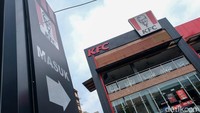 KFC merupakan salah satu waralaba terbesar di Indonesia yang menyajikan ayam goreng sebagai menu utamanya.