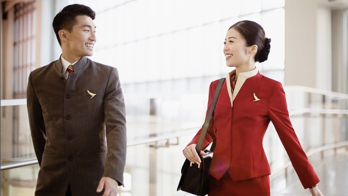 Untuk mengantisipasi tingginya minat terbang, maskapai Hong Kong, Cathay Pacific Airways tengah membuka lowongan pekerjaan untuk 2.000 kru kabin.