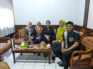 Catherine Wilson Ramai Diajak Berfoto saat Dampingi Suami ke DPRD Sidrap