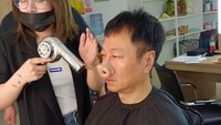 Wayne Lai yang tampak awet muda kini usianya sudah menginjak 58 tahun. Foto: foto: TikTok laiyiucheung