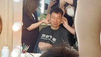 Pemeran Cu Pat Kai atau Zhu Bajie di serial Journey to the West itu harus merias wajahnya demi peran tersebut. Foto: foto: TikTok laiyiucheung