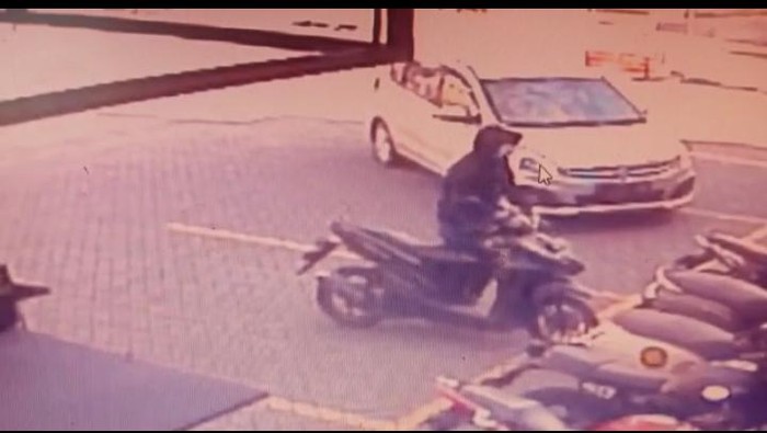 Aksi curanmor kembali terjadi di Surabaya. Komplotan curanmor beraksi mengunakan mobil dan menyasar parkir minimarket.