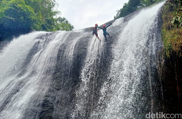 Curug Leuwiletak di Pangandaran.