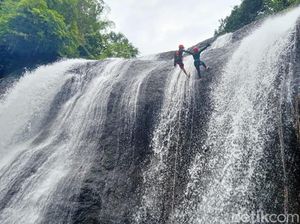 Pacu Adrenalin: Shower Climbing di Curug Leuwiletak Pangandaran