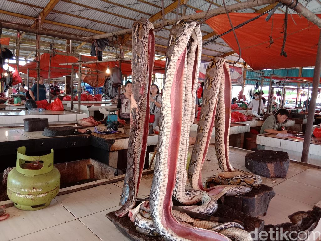 Daging ular dijual di pasar Tomohon