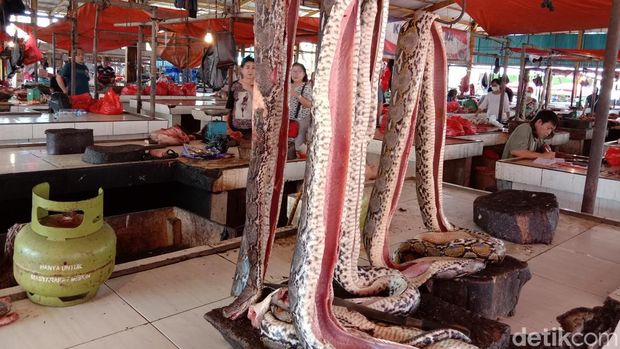 Daging ular dijual di pasar Tomohon