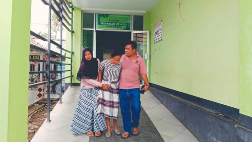 Dedi Arsik dan istrinya saat keluar dari ruangan perawatan VIP A RSUD Dompu