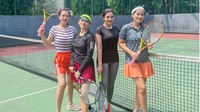 Ia gemar berolahraga tenis. Seringkali, Titi menjalani kegemarannya tersebut bersama teman-teman. (Foto: Instagram @titi_kamall)