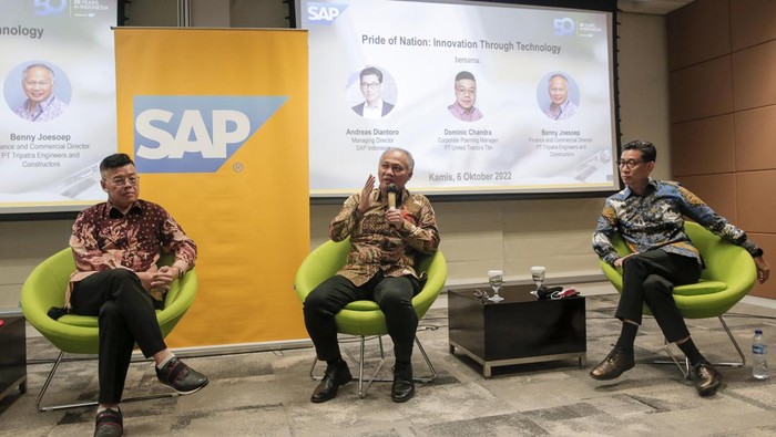 (ki-ka) Dominic Chandra, Corporate Planning Manager United Tractors, Andreas Diantoro, Managing Director SAP Indonesia dan Benny Joesoep, Finance and Commercial Director Tripatra berbicara di acara Media Roundtable, Pride of Nation: Innovation Through Technology, Kamis (6/10/2022). Mereka meyakini dengan transformasi digital akan mewujudkan Indonesia yang lebih baik untuk dunia yang lebih baik.