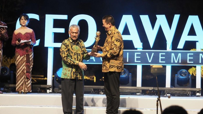 Dirut Garuda Indonesia Irfan Setiaputra menerima penghargaan CEO Achievement Award 2022. Irfan dinobatkan tokoh inspiratif sebagai CEO BUMN.