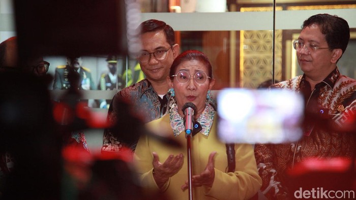 Ekspresi Susi Pudjiastuti Usai Diperiksa Kasus Korupsi Impor Garam Menteri Kelautan dan Perikanan periode 2014-2019, Susi Pudjiastuti didampingi Direktur Penyidikan Jampidsus Kejagung, Kuntadi memberi pernyataan pers usai pemeriksaan di Gedung Bundar Kejagung, Jakarta, Jumat (7/10/2022). Susi diperiksa sebagai saksi terkait dugaan korupsi impor garam.