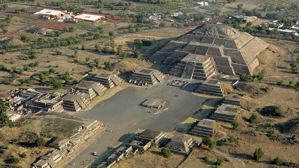 Posisi ke-7 ditempati oleh Piramida Matahari di Meksiko. Tinggi piramida ini mencapai 65,5 meter dengan lebar 230 meter dan panjang 220 meter.