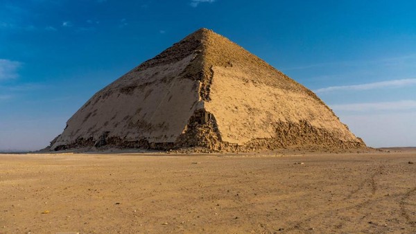 Piramida Bengkok di sebelah selatan Kairo memiliki tinggi hingga 104,71 meter. Piramida ini menduduki posisi ke-4 sebagai piramida tertinggi dunia.