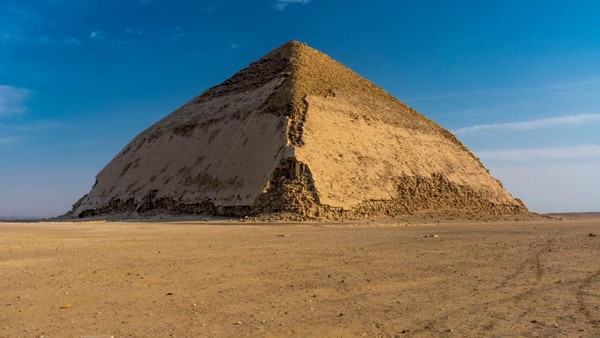 Piramida Bengkok di sebelah selatan Kairo memiliki tinggi hingga 104,71 meter. Piramida ini menduduki posisi ke-4 sebagai piramida tertinggi dunia. Piramida Bengkok di sebelah selatan Kairo memiliki tinggi hingga 104,71 meter. Piramida ini menduduki posisi ke-4 sebagai piramida tertinggi dunia.