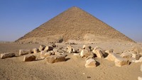 Posisi ke-3 ditempati oleh Piramida Merah atau Piramida Utara di pemakaman Dahshur di Kairo, Mesir. Piramida ini memiliki tinggi mencapai 105 meter.