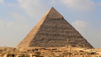 Diposisi ke-2 diduduki oleh Piramida Khafre di kompleks Piramida Giza dengan tinggi 136,4 meter.