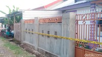 Seorang tetangga yang juga IRT di lokasi mengaku sempat mendengar suara teriakan dan suara kaki yang berlari mengejar. Namun IRT itu mengaku tak keluar rumah dan baru mengatahui ada insiden penyerangan pada pagi hari setelah menerima kabar dari tetangganya. Foto: Isak Pasabuan/detikSulsel.