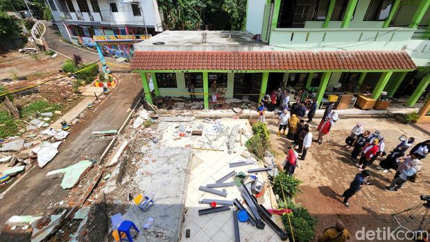 Tembok MTsN 19 Pondok Labu roboh dan menyebabkan tiga siswa tewas pada Kamis (6/10). Begini kondisi terkini di MTsN 19 Pondok Labu.