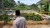 Warga melihat kondisi tembok yang roboh.