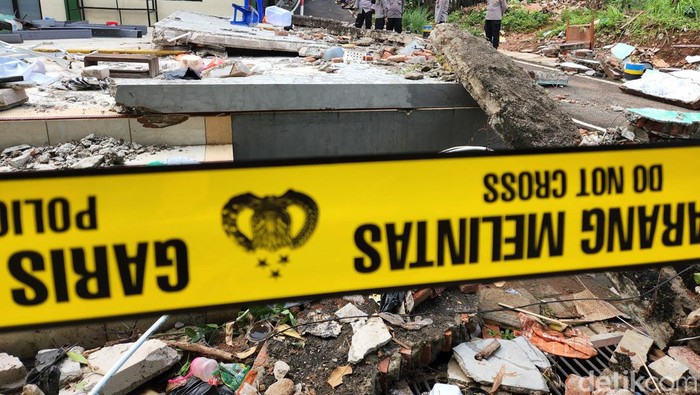 Garis Polisi Melintang di MTsN 19 Pondok Labu Tembok MTsN 19 Pondok Labu roboh dan menyebabkan tiga siswa tewas pada Kamis (6/10). Begini kondisi terkini di MTsN 19 Pondok Labu.