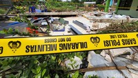 Garis polisi tampak terpasang di MTsN 19 Pondok Labu, Jakarta Selatan, Jumat (7/10).
