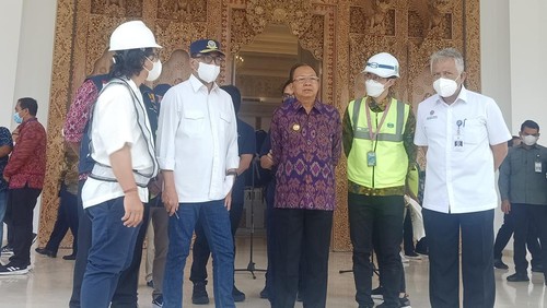 Gubernur Bali Wayan Koster mendampingi Menteri Perhubungan Budi Karya Sumadi saat meninjau progres pembangunan dan revitalisasi Terminal VVIP Bandara Ngurah Rai Bali, Jumat (7/10/2022).