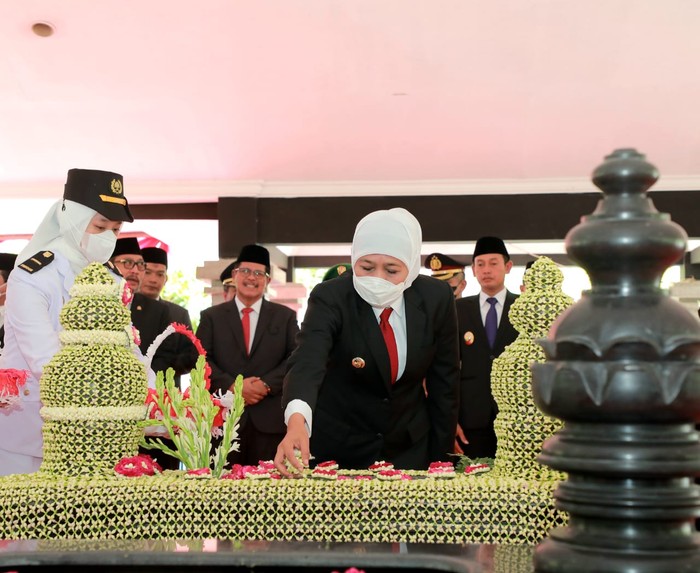 Gubernur Khofifah ziarah mantan gubernur M Noer