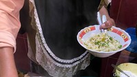 Soto diracik dengan rempah lengkap. Alhasil cita rasanya gurih enak. Suratie mulai mengolah soto pukul 03.30 setiap harinya.