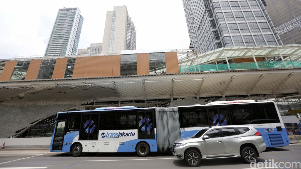 Proyek revitalisasi Halte TransJakarta Bundaran HI sempat dikritik Sejarawan JJ Rizal. Hari ini halte tersebut mulai diuji coba.