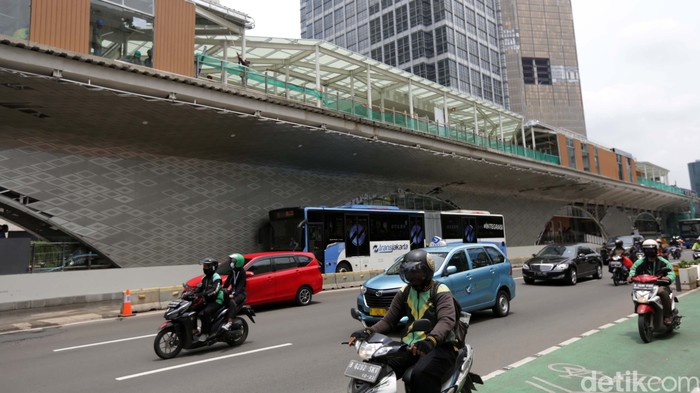 Proyek revitalisasi Halte TransJakarta Bundaran HI sempat dikritik Sejarawan JJ Rizal. Hari ini halte tersebut mulai diuji coba.
