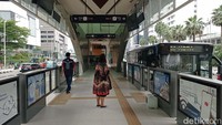 Halte ini sendiri terdiri dari dua lantai. Saat ini, penumpang baru bisa menggunakan lantai dasar halte ini.