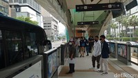 Sebelumnya, sejarawan JJ Rizal meminta Gubernur Jakarta Anies Baswedan menyetop pembangunan halte sekitar Bundaran HI karena dianggap menghalangi pandangan ke Patung Selamat Datang. JJ Rizal tetap meminta proyek itu disetop meski Anies menyatakan pembangunan tetap dilanjutkan.